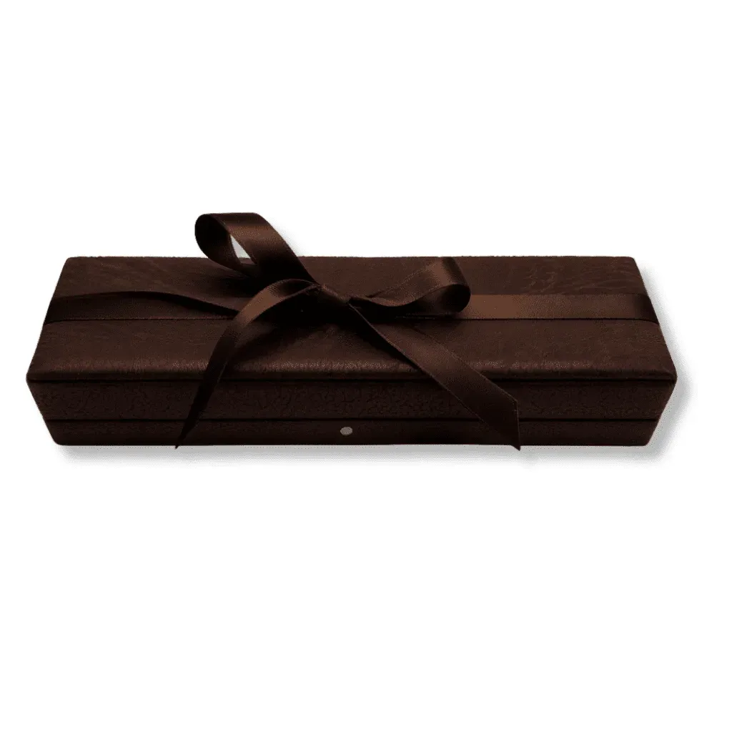 Langes dunkelbraunes Etui mit Satinschleife