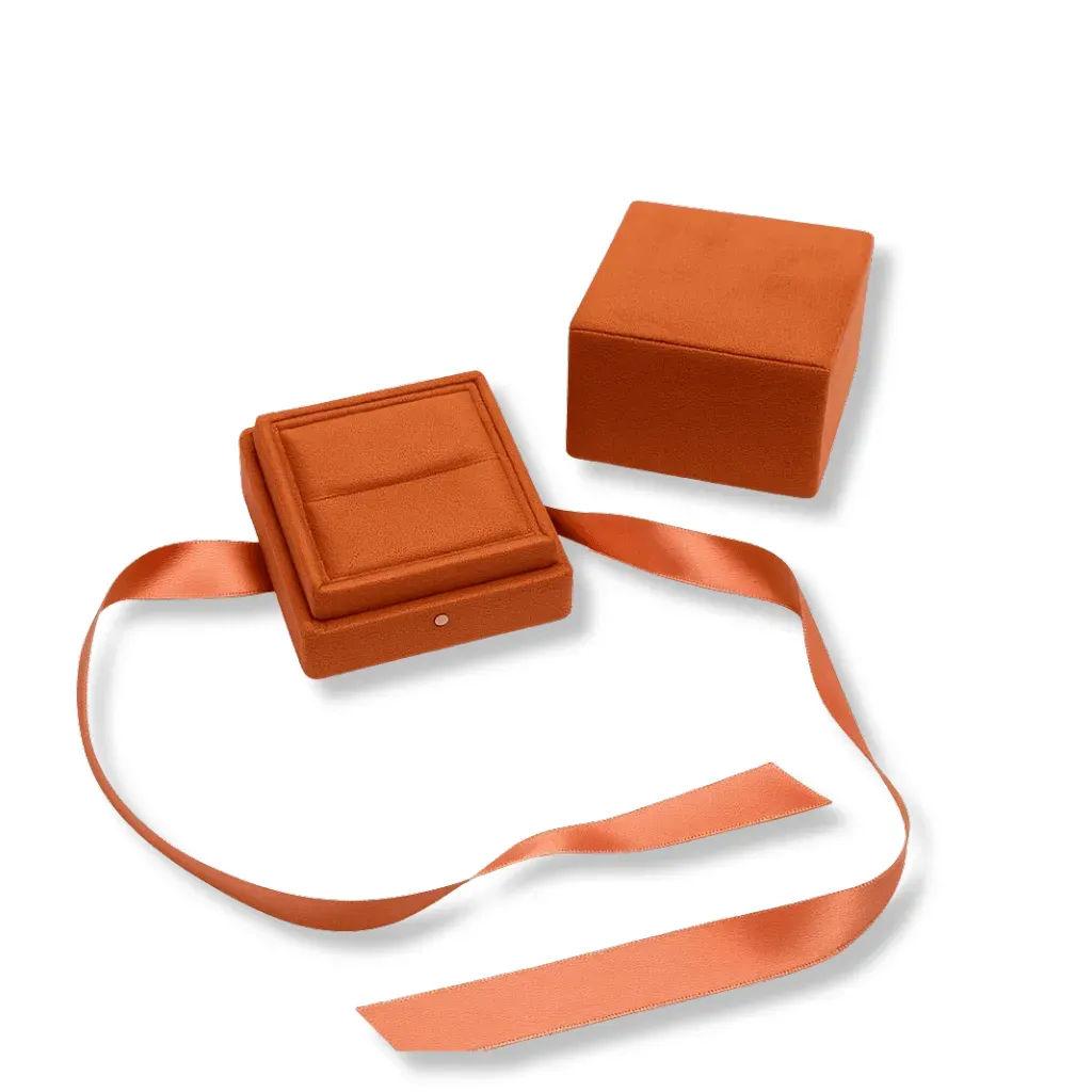 Orangefarbenes Ringetui mit Satinband