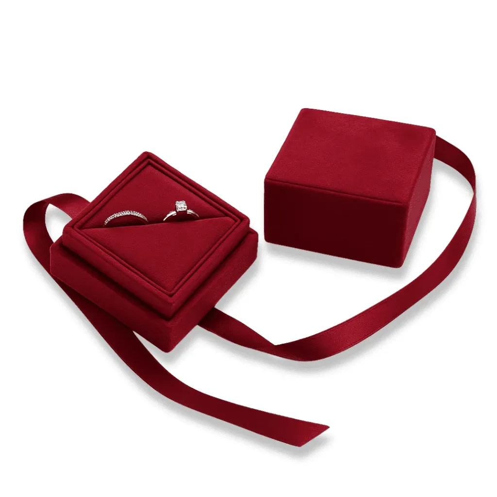 Rotes Ringetui mit Satinband