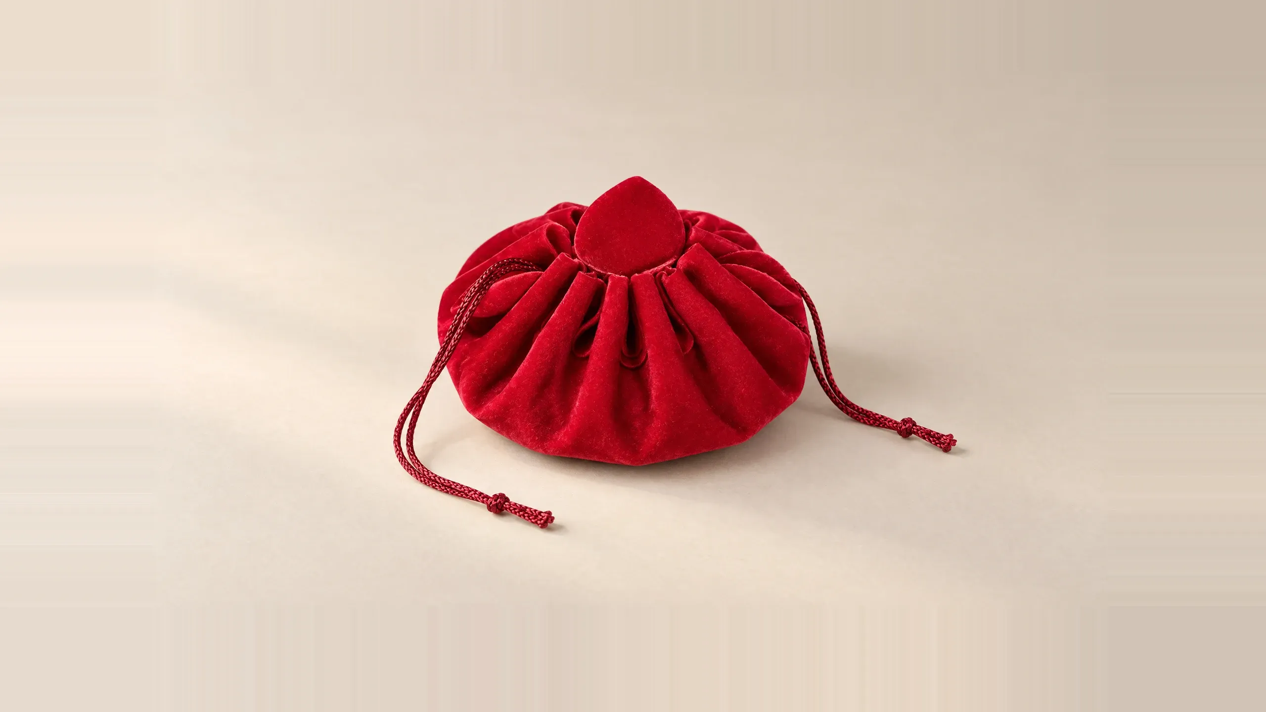 Drawstring jewellery pouch in Red, pulled shut