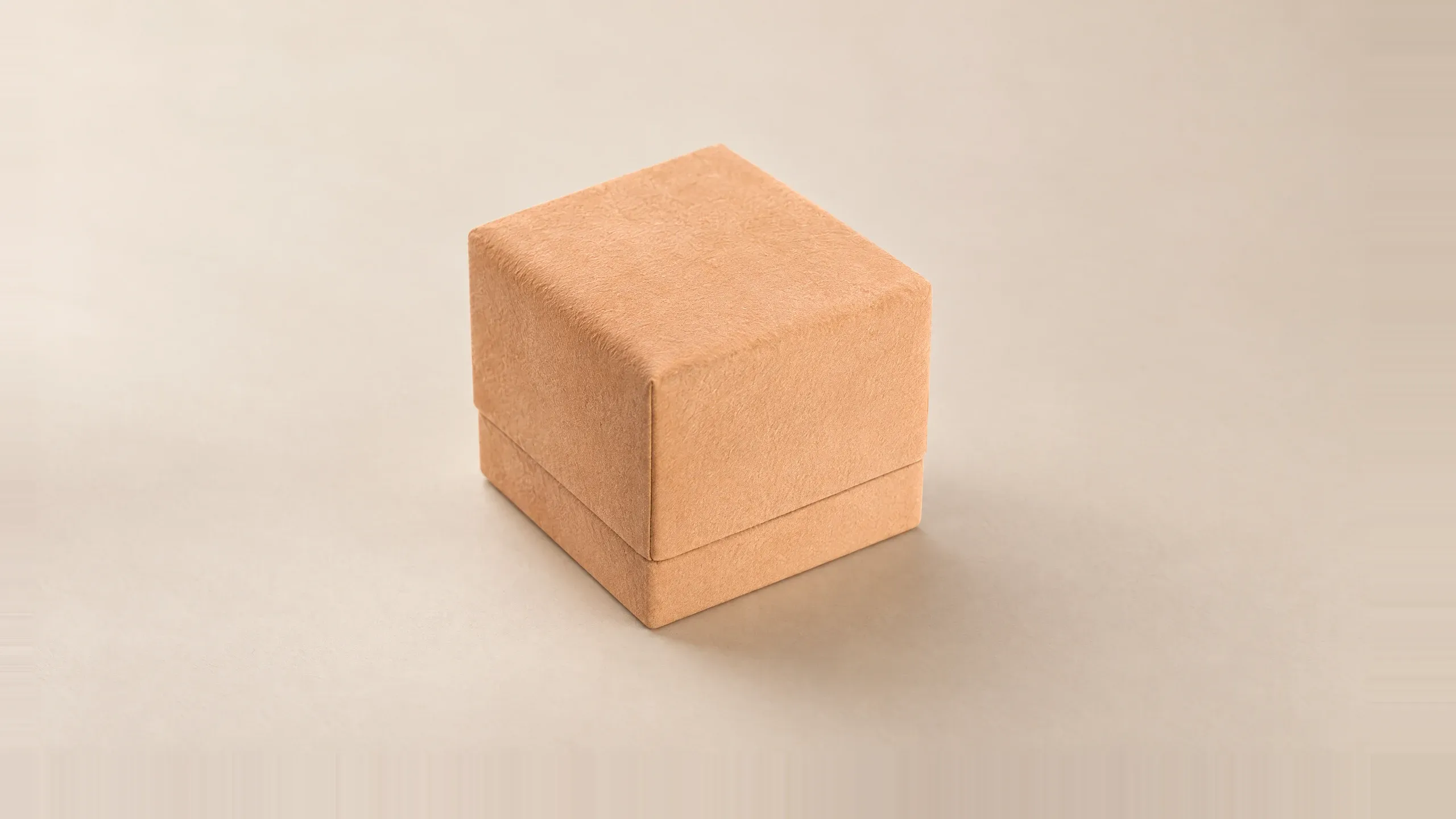 Closed box in Caramel / Cream
