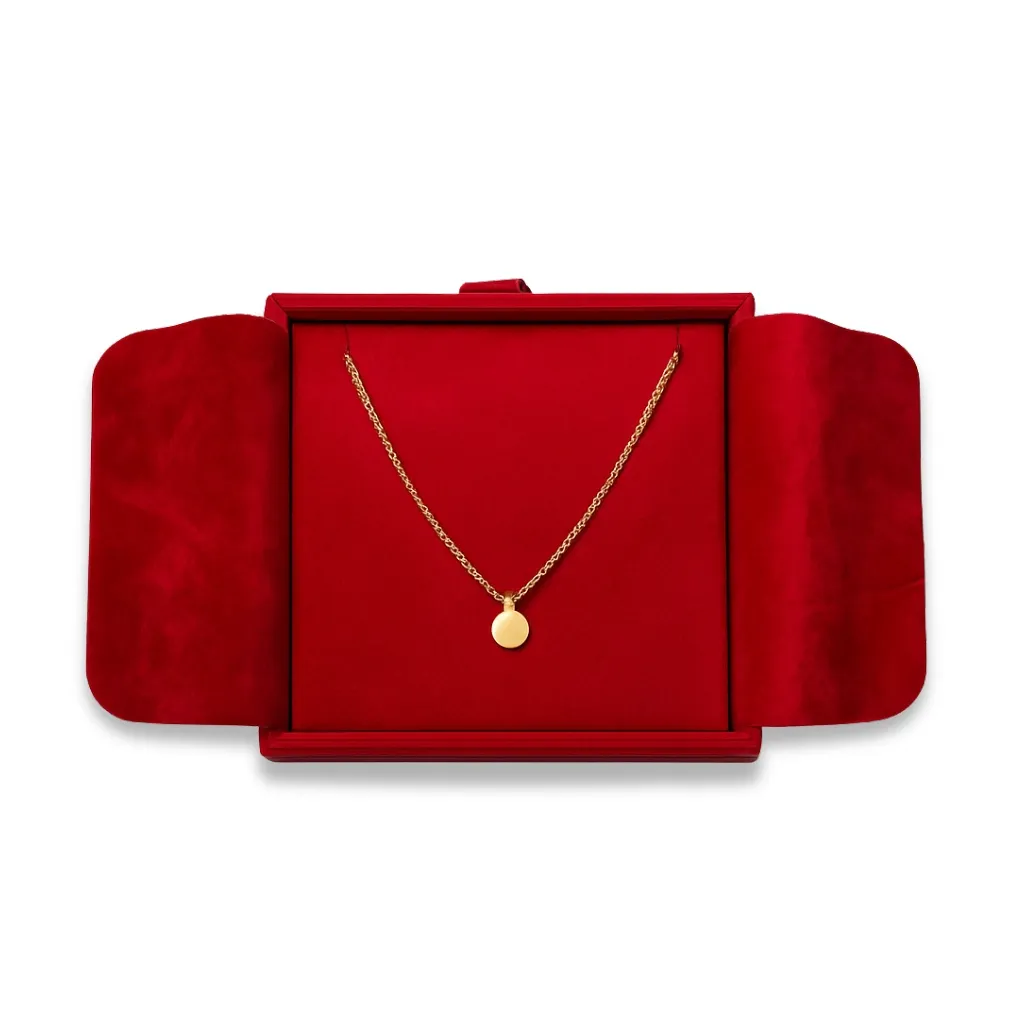 Rotes Collier-Etui mit ausgeklappten Seitenflügeln und Kette