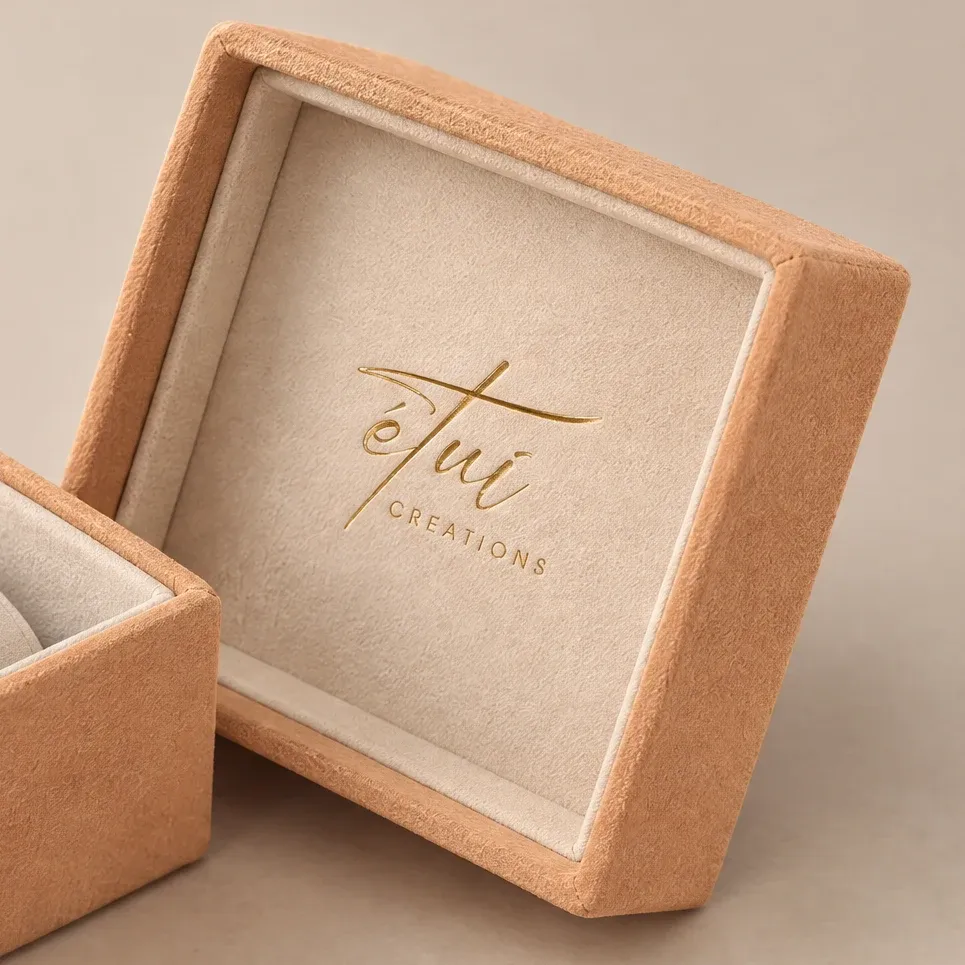 Gold-stamped logo inside the lid