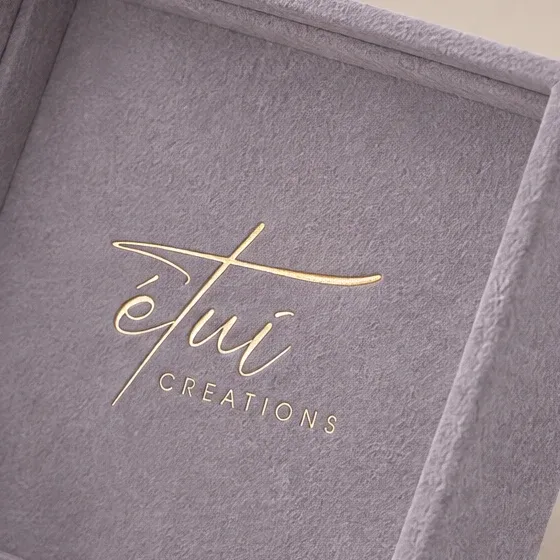 Gold-stamped logo inside the lid
