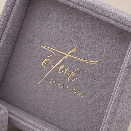 Gold-stamped logo inside the lid