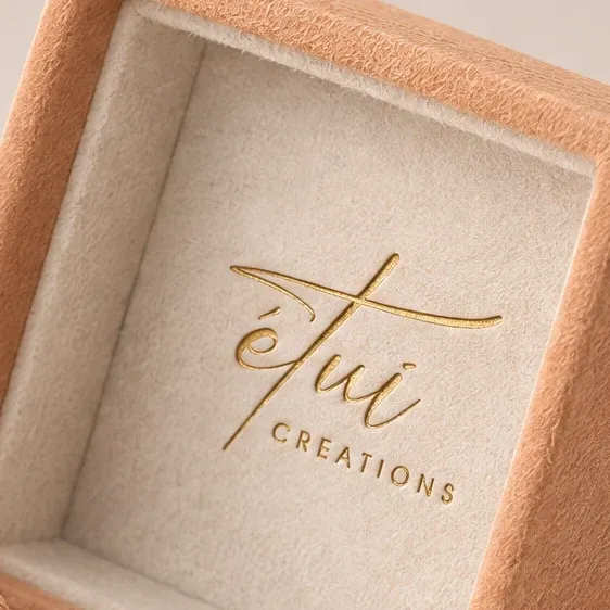 Gold-stamped logo inside the lid