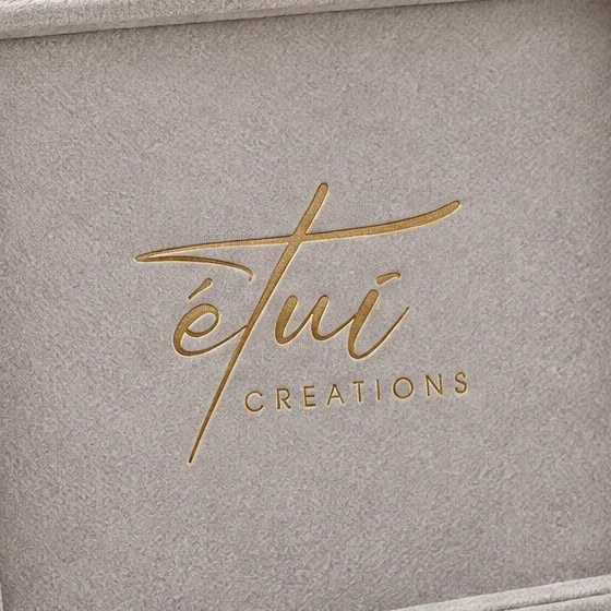 Gold-stamped logo inside the lid
