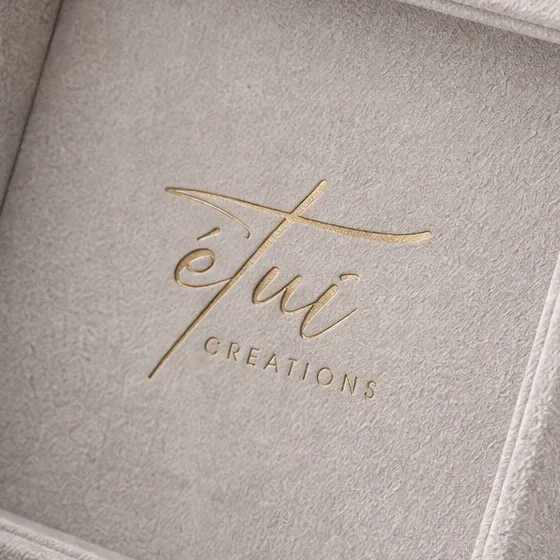 Gold-stamped logo inside the lid