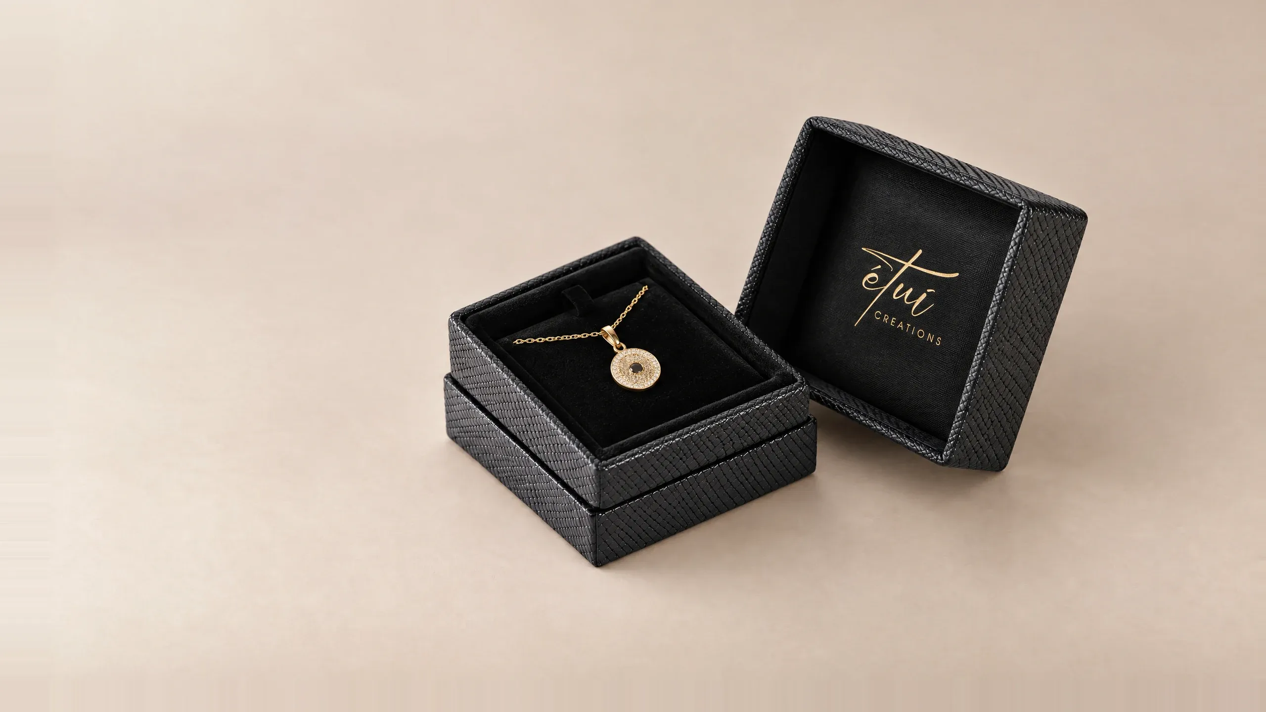 Open box in Black: lid beside the base, pendant in the insert