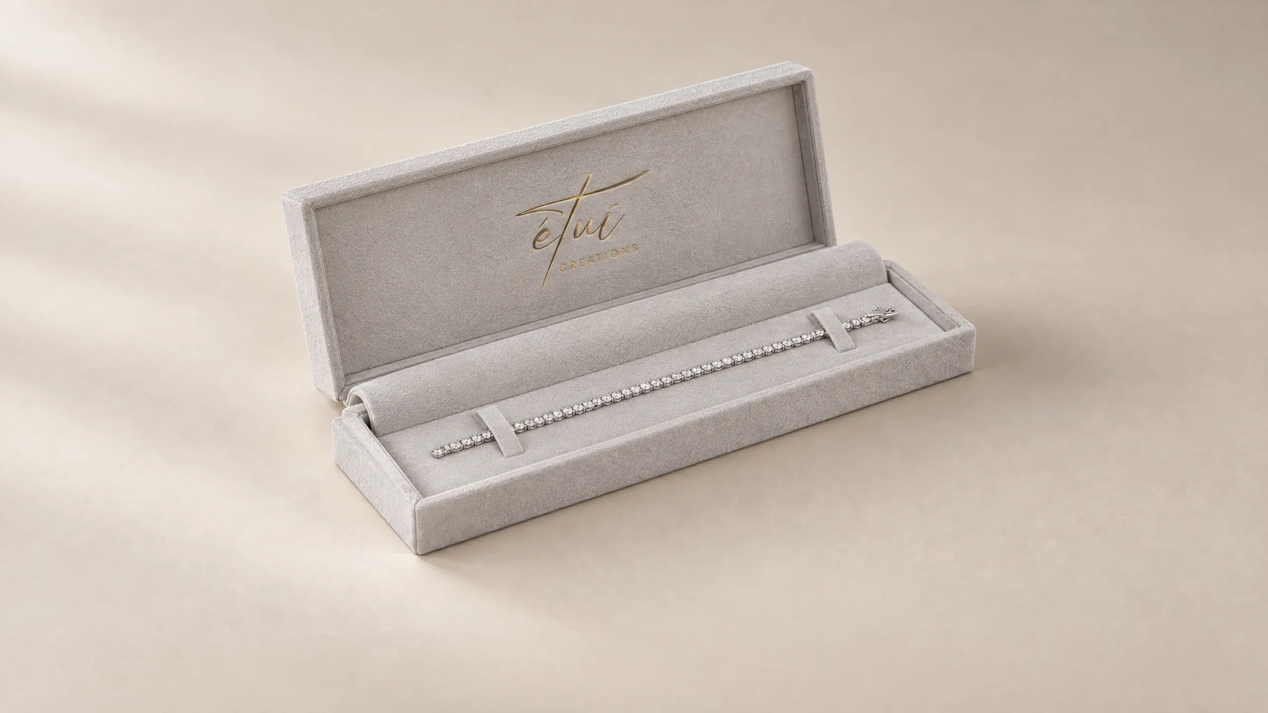 Open box in Grey: lid behind the base, bracelet in the insert