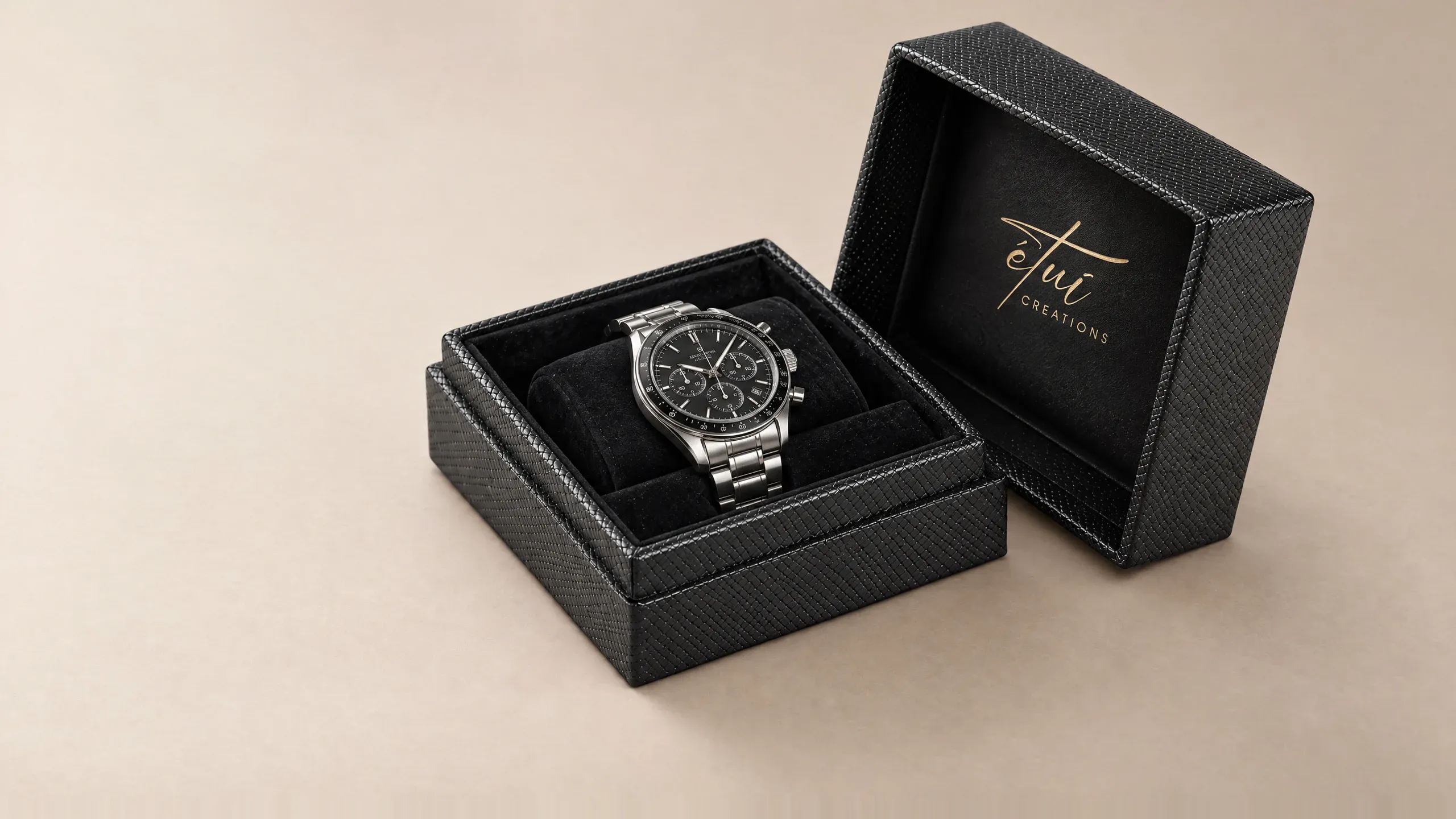 Open box in Black: lid beside the base, watch in the insert