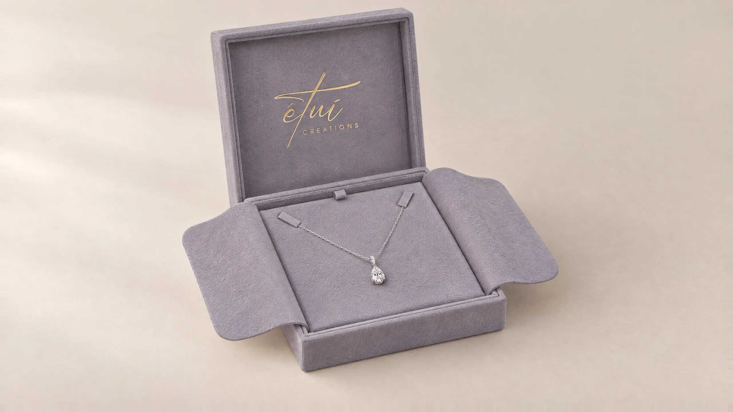 Open box in Anthracite: lid behind the base, necklace in the insert