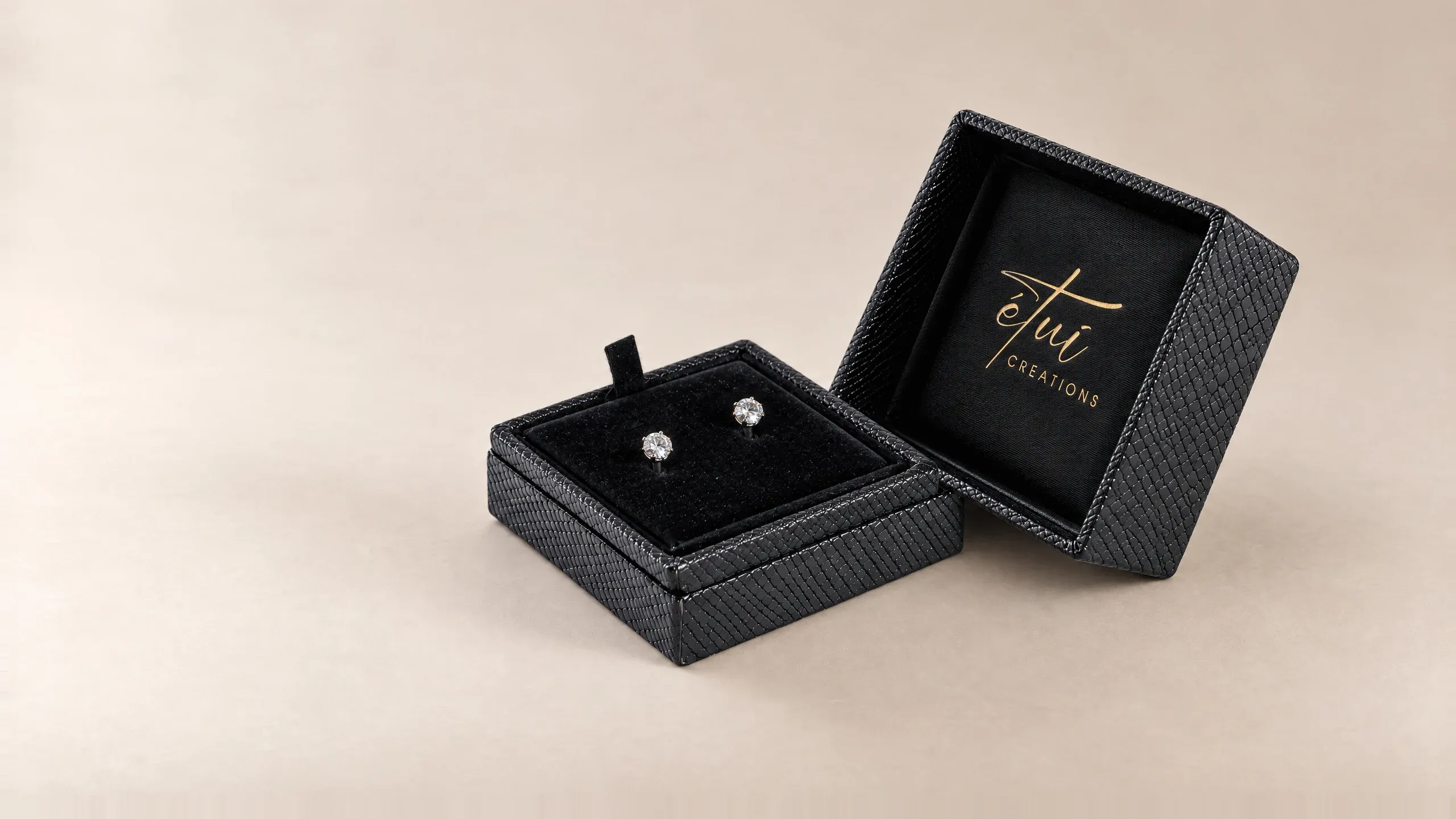 Open box in Black: lid beside the base, earrings in the insert