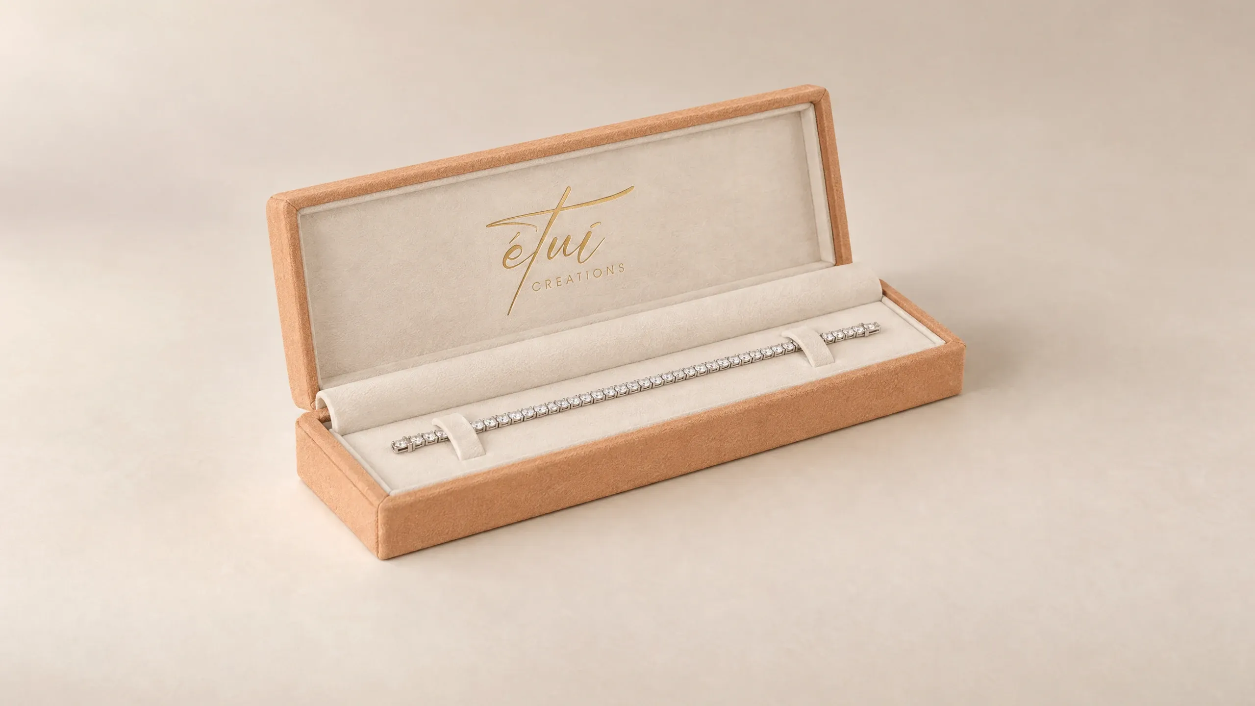 Open box in Caramel / Cream: lid behind the base, bracelet in the insert