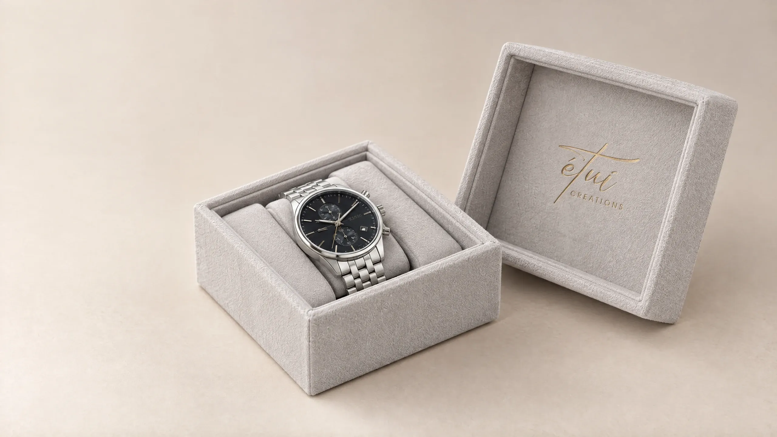 Open box in Grey: lid beside the base, watch in the insert