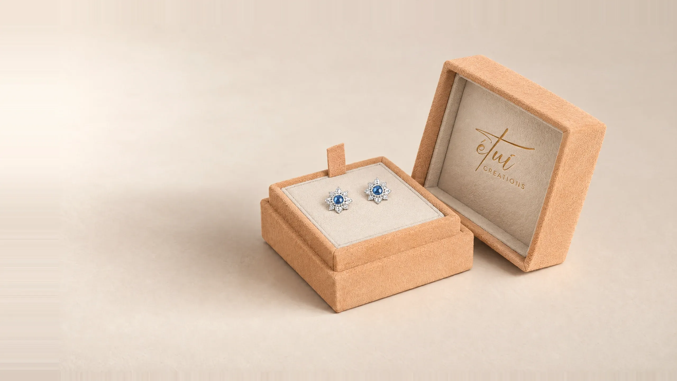 Open box in Caramel / Cream: lid beside the base, earrings in the insert