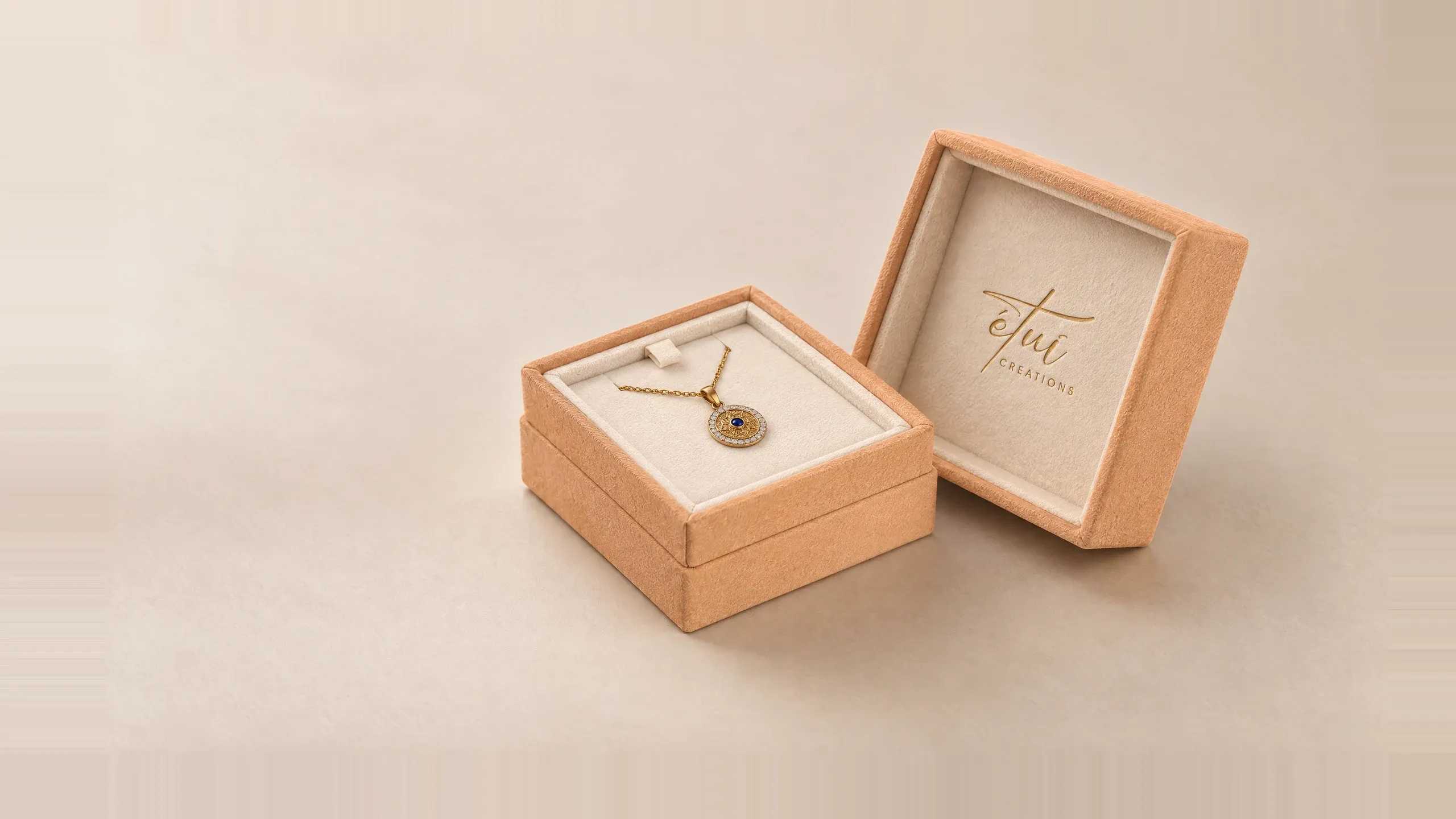 Open box in Caramel / Cream: lid beside the base, pendant in the insert