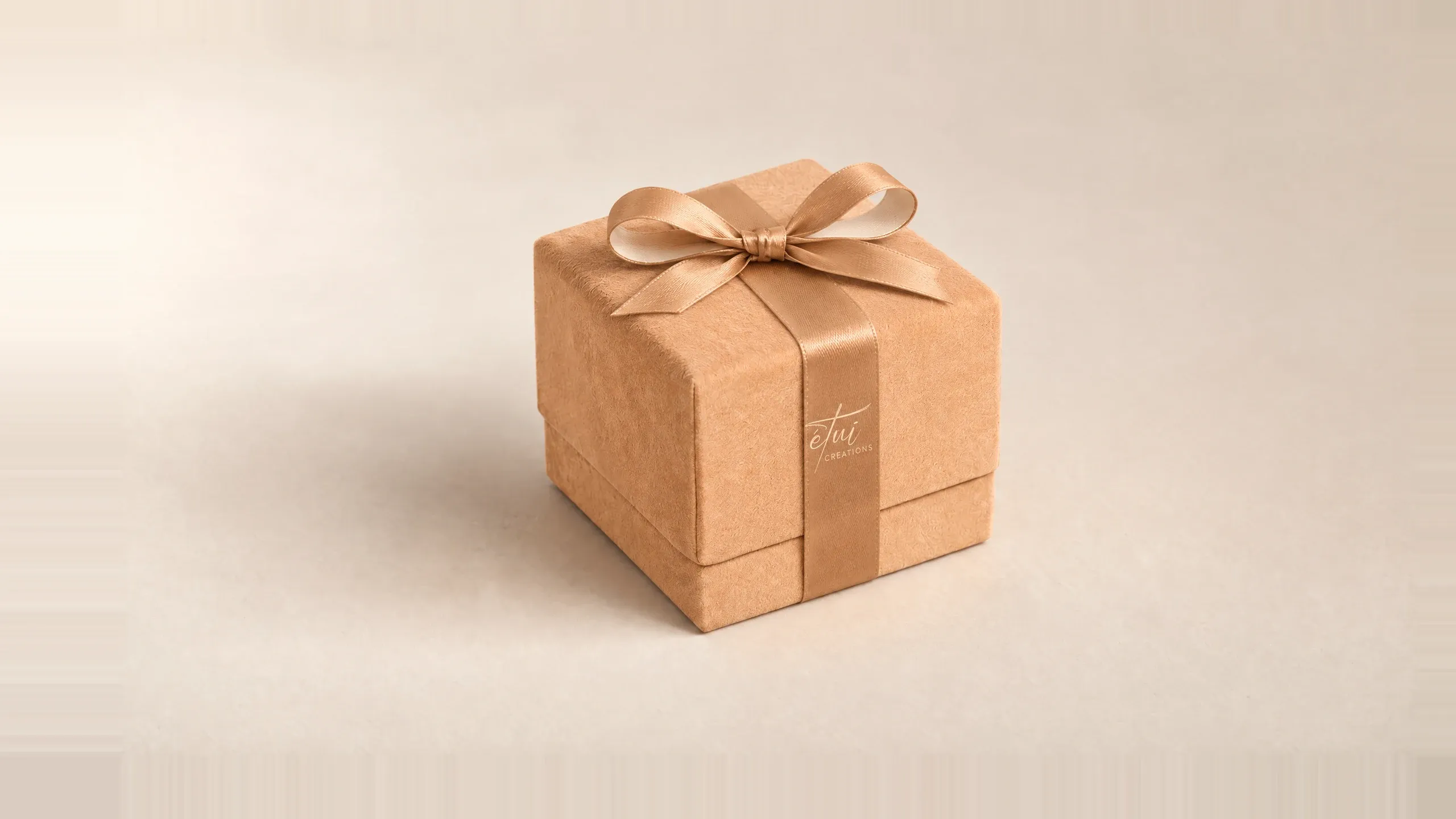 Box in Caramel / Cream with a satin ribbon, the logo on the band