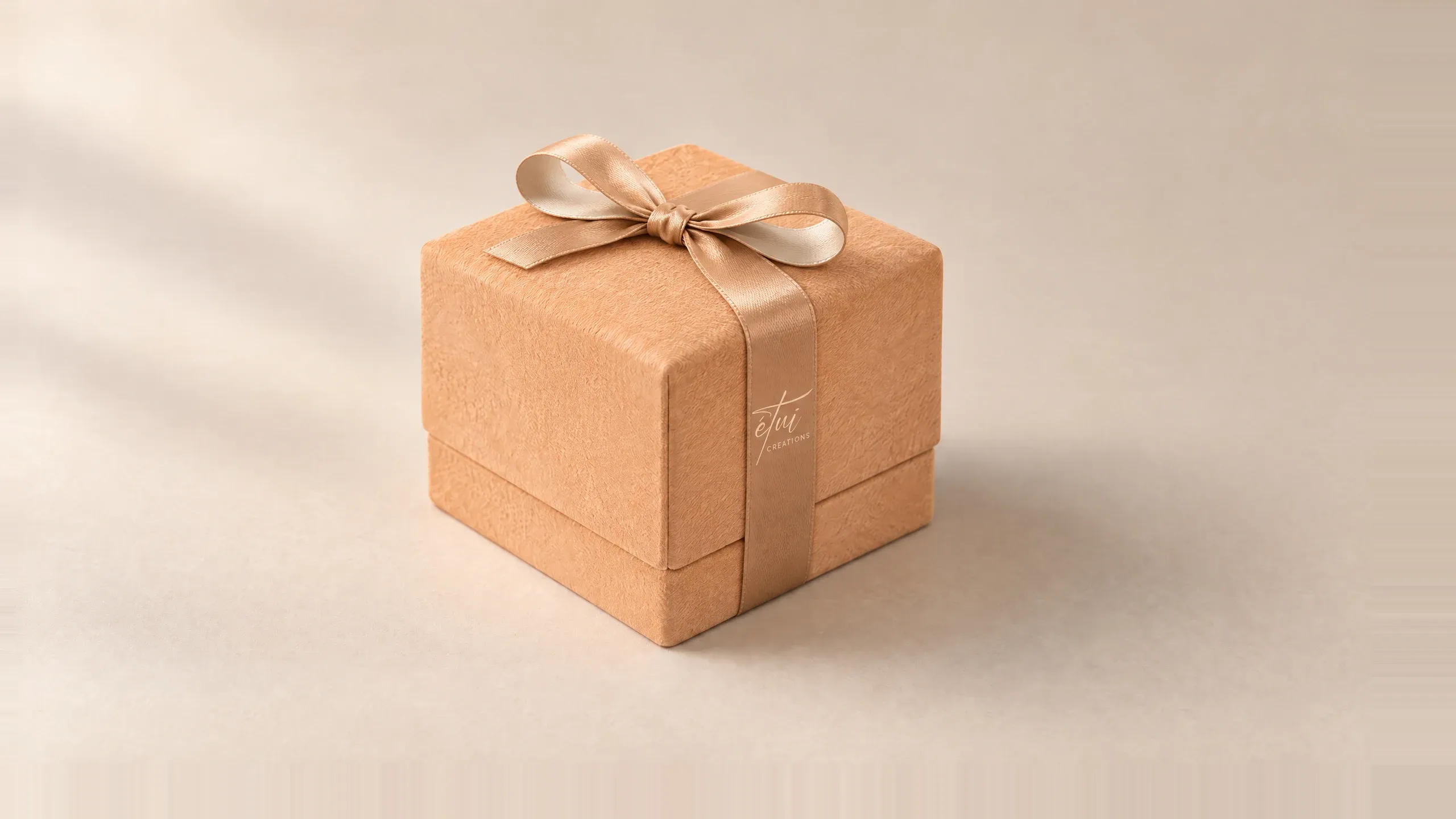 Box in Caramel / Cream with a satin ribbon, the logo on the band