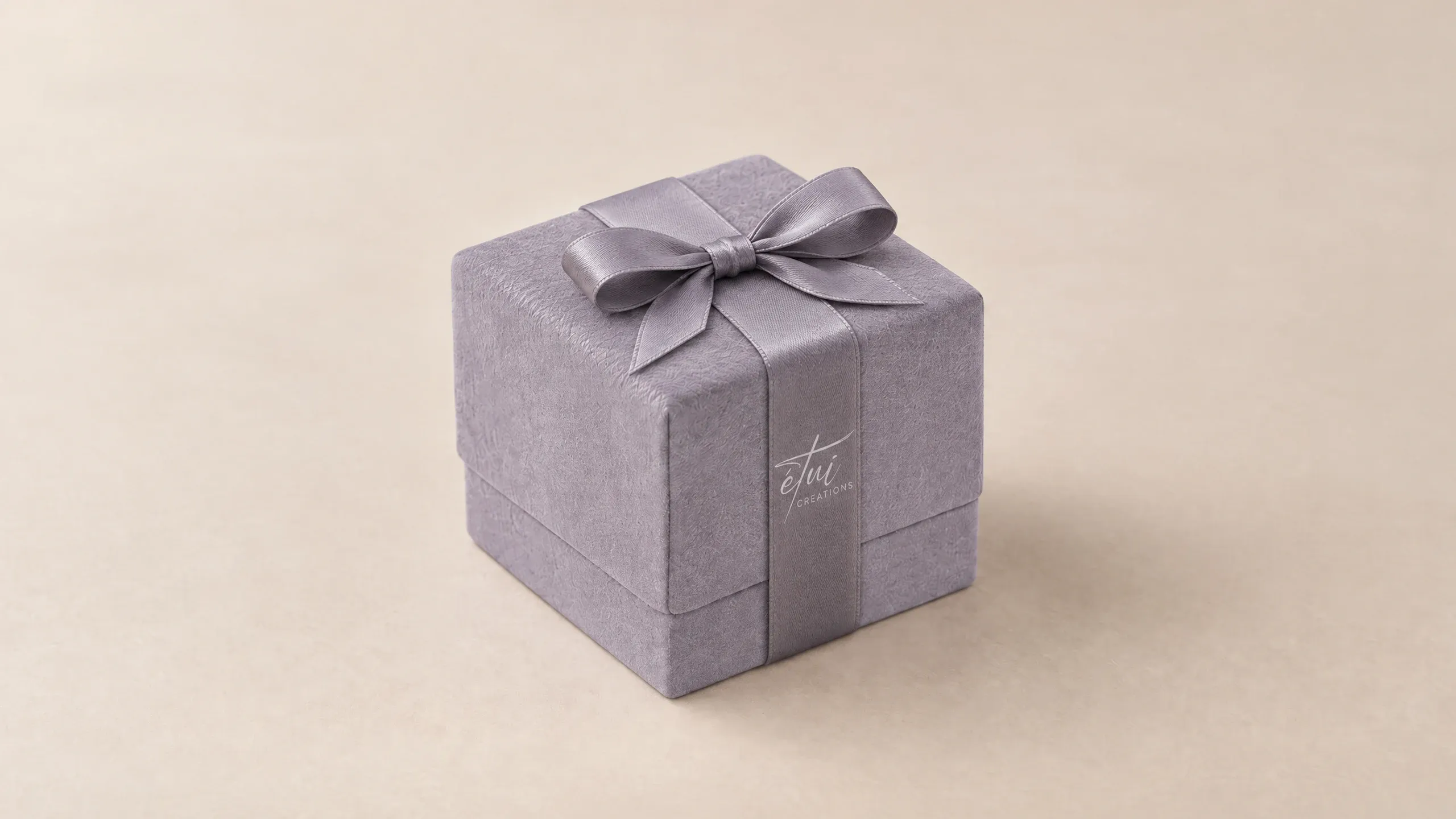 Box in Anthracite with a satin ribbon, the logo on the band