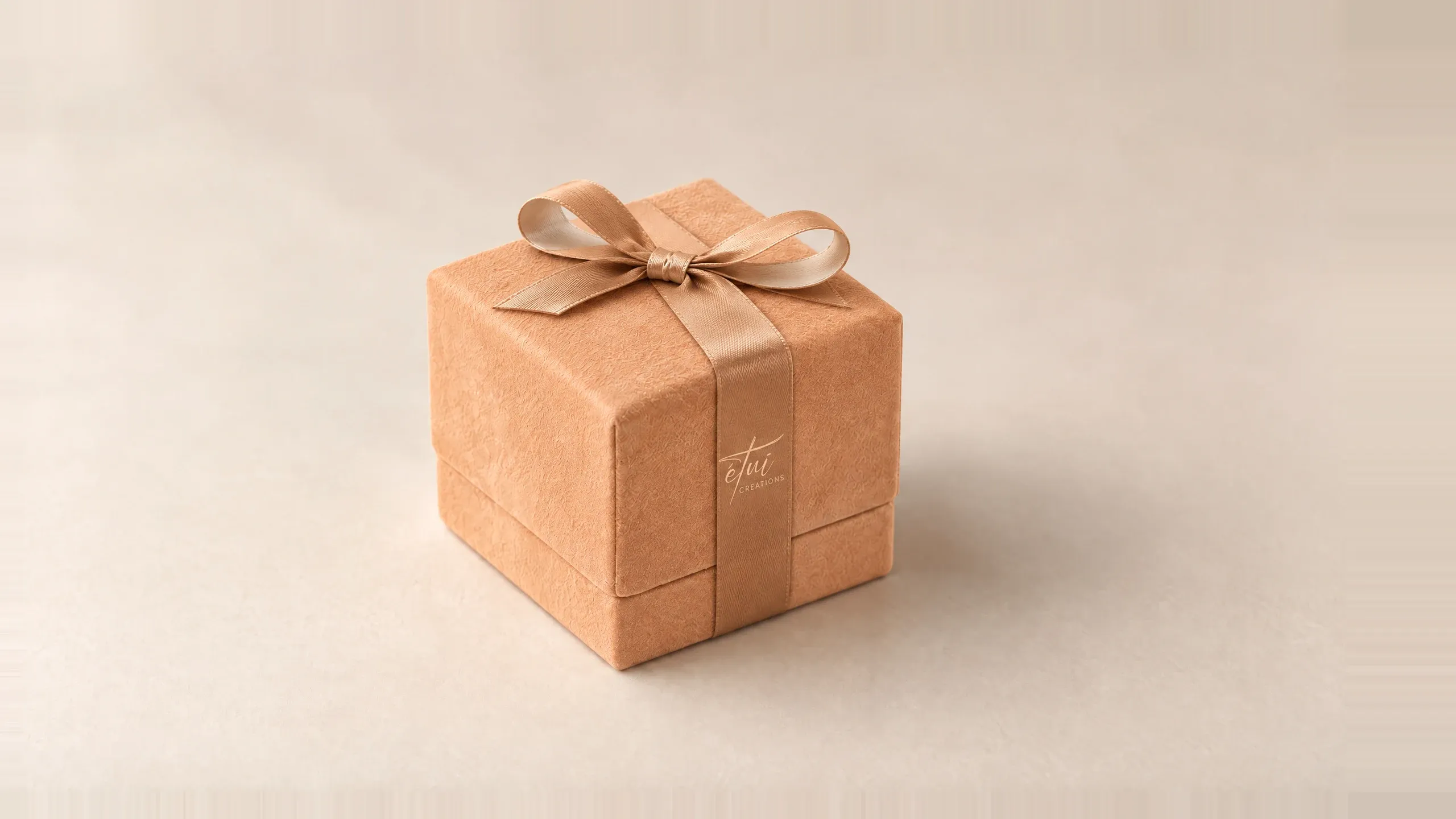Box in Caramel / Cream with a satin ribbon, the logo on the band