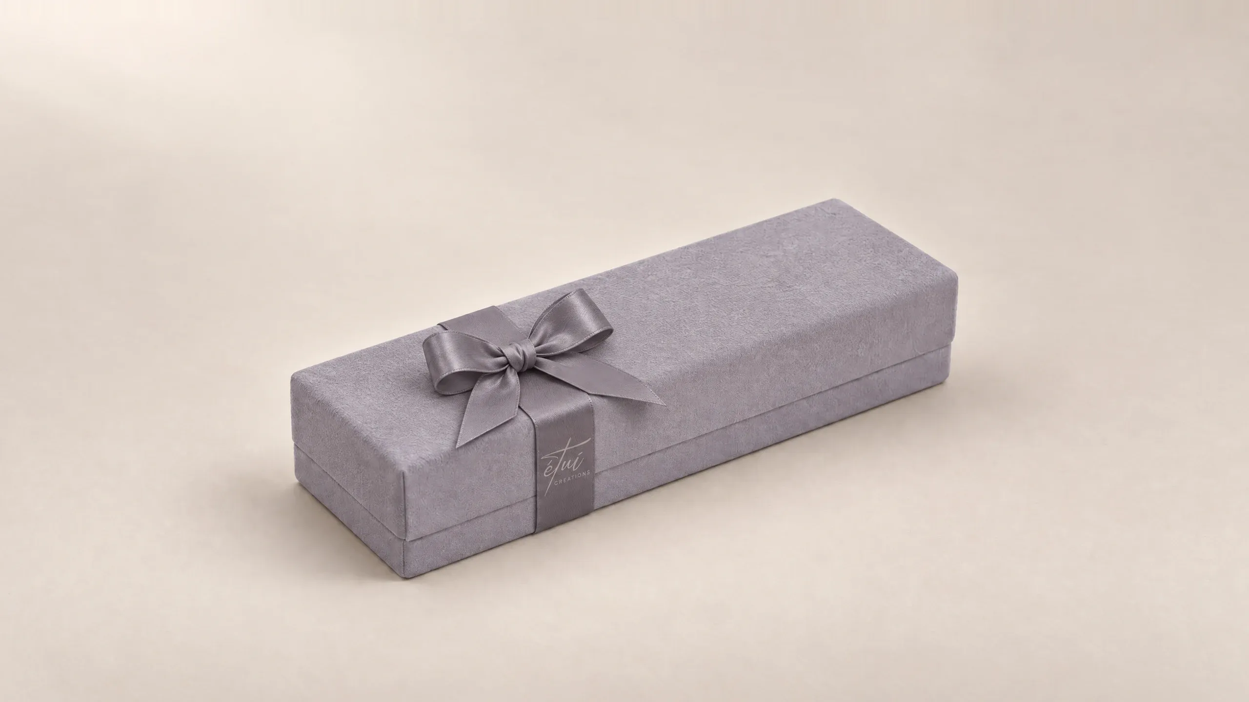Box in Anthracite with a satin ribbon, the logo on the band