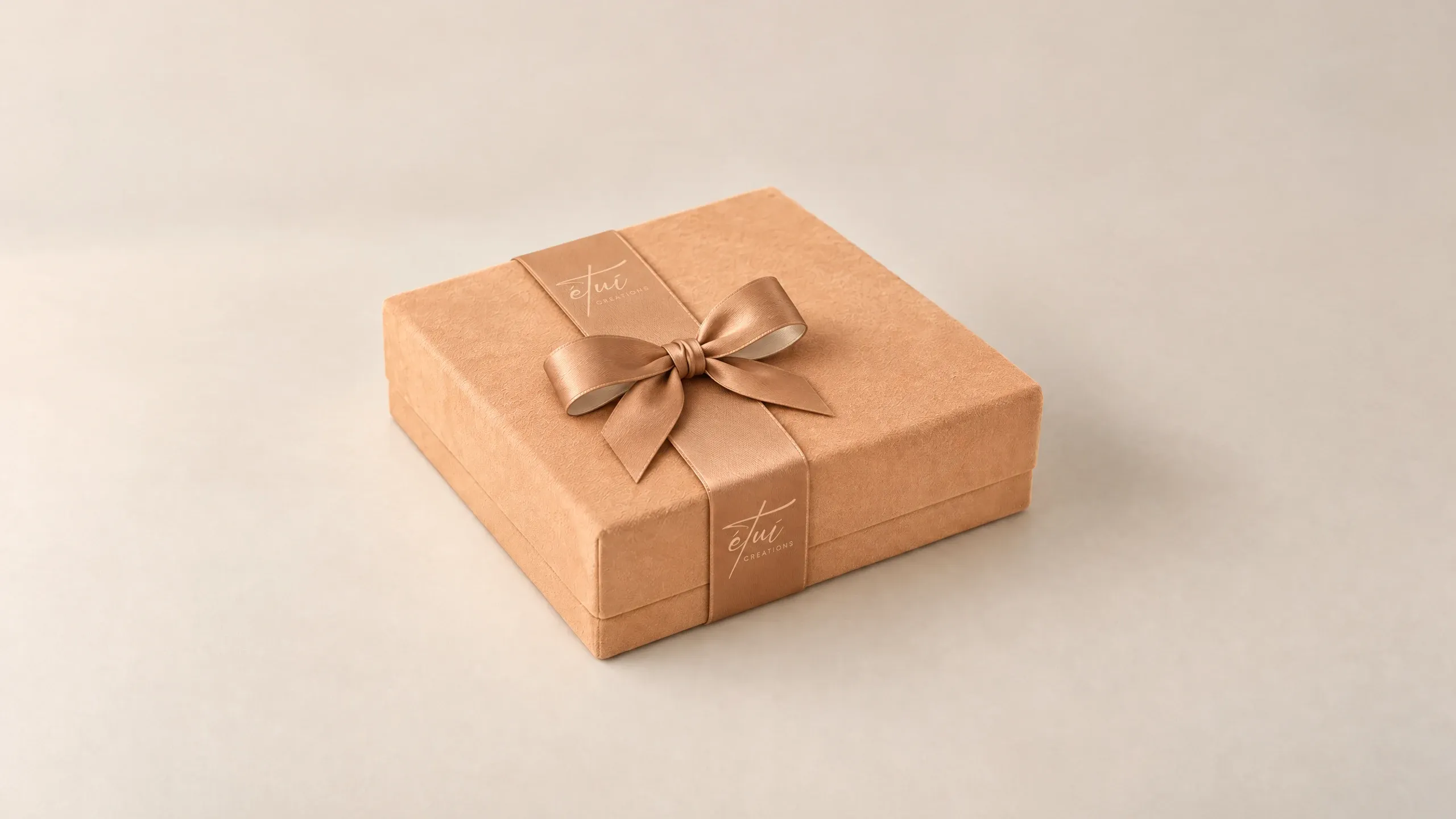 Box in Caramel / Cream with a satin ribbon, the logo on the band