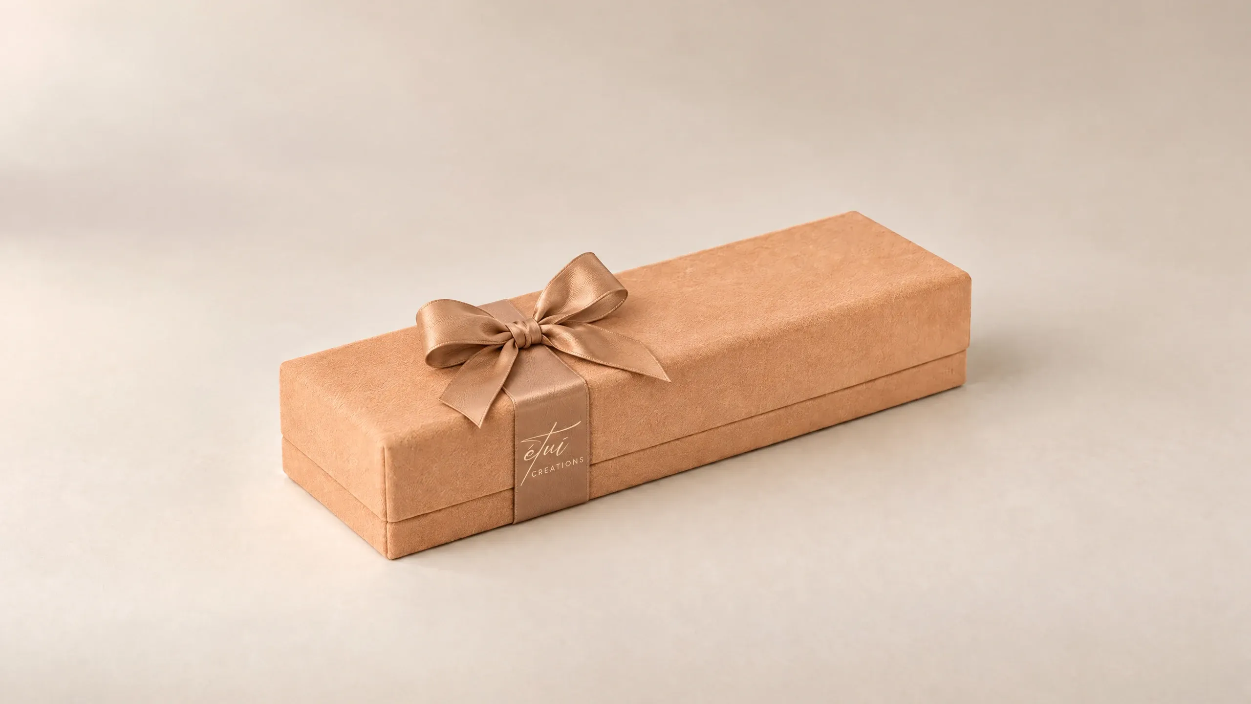 Box in Caramel / Cream with a satin ribbon, the logo on the band