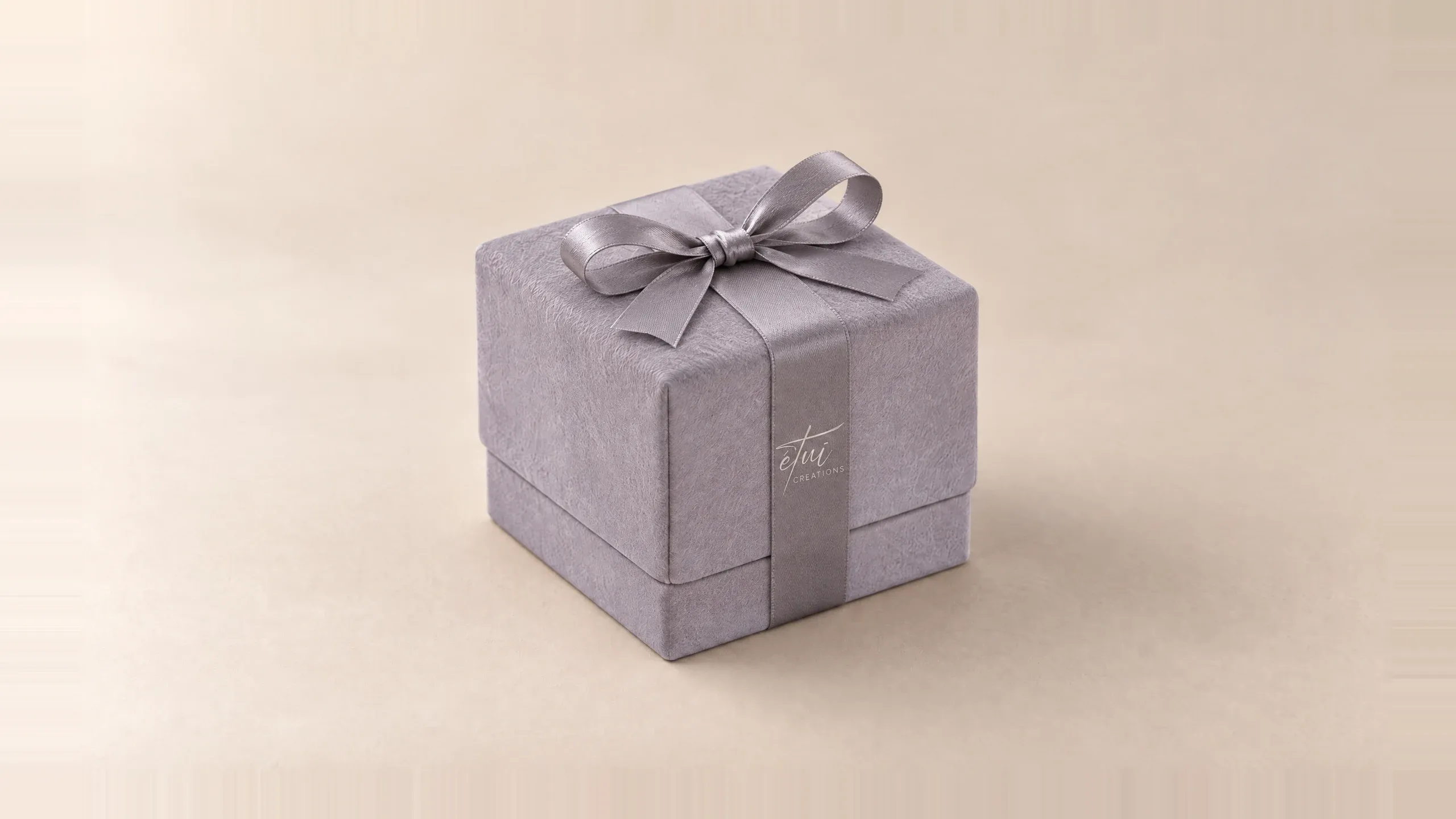 Box in Anthracite with a satin ribbon, the logo on the band