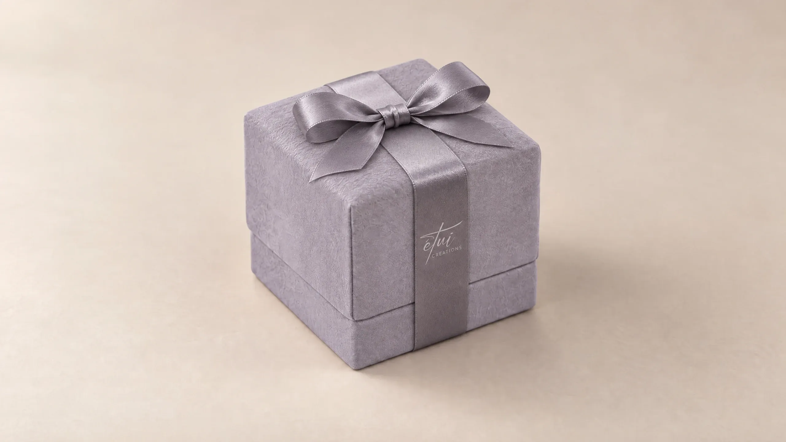 Box in Anthracite with a satin ribbon, the logo on the band