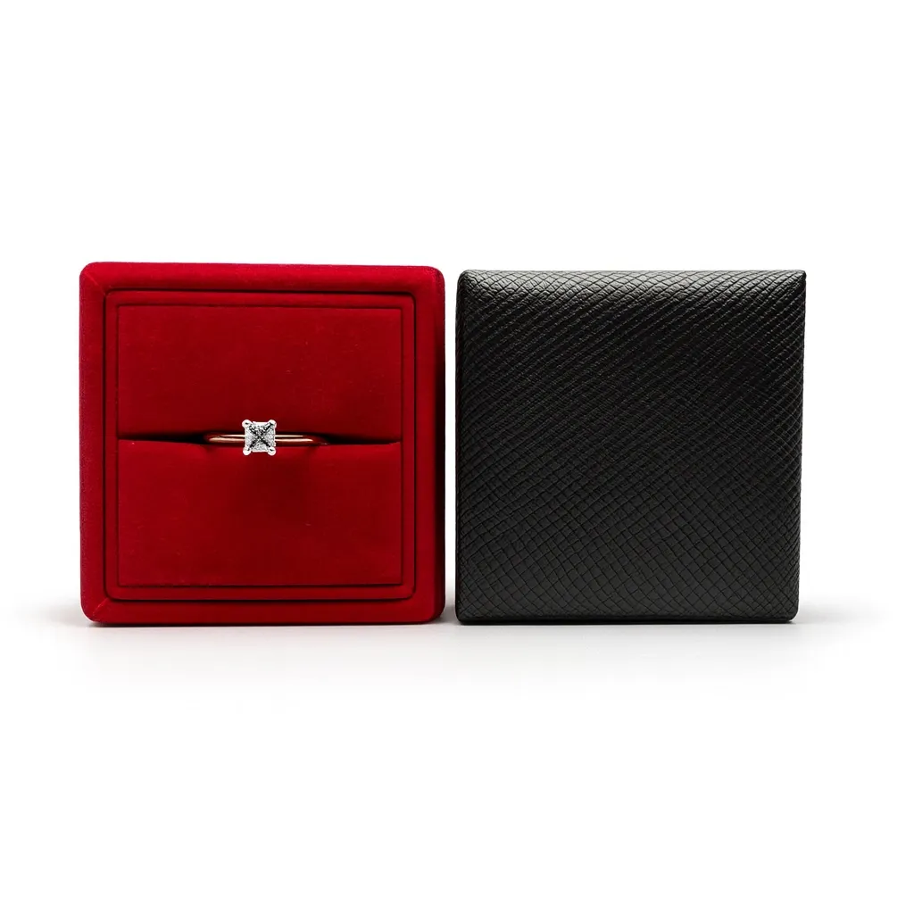 Mr-to-Mrs-Ringetui: rotes Etui mit Ring neben schwarzem Deckel