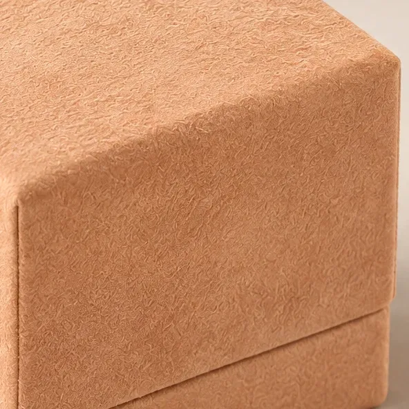 Close-up of the surface in Caramel / Cream