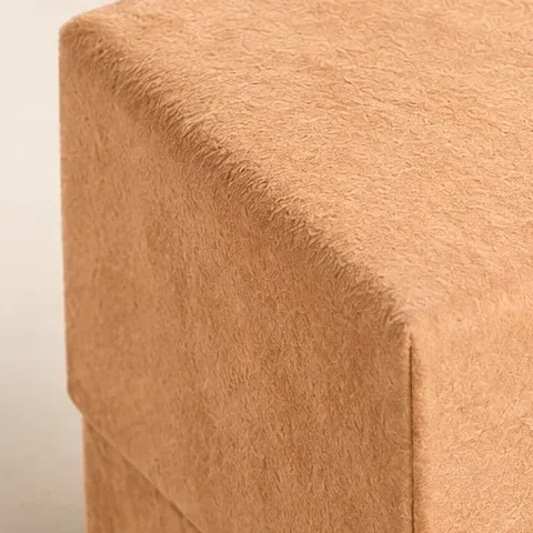 Close-up of the surface in Caramel / Cream