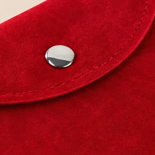 Detail des Veloursstoffs in Rot