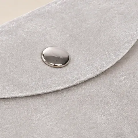 Detail des Veloursstoffs in Grau