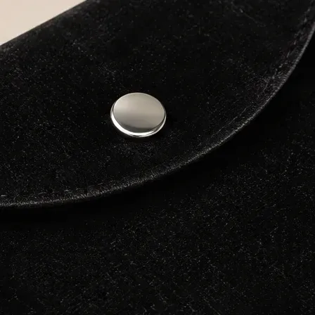 Detail des Veloursstoffs in Schwarz